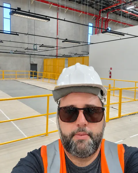 Ari Buarque, dono da ARB Vidros, em obra