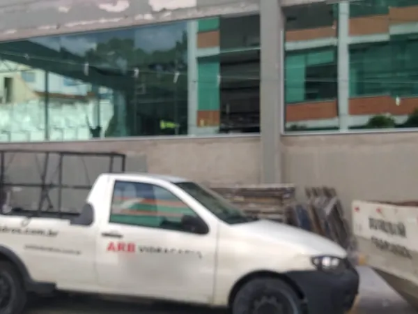 Carro da ARB Vidros em obra