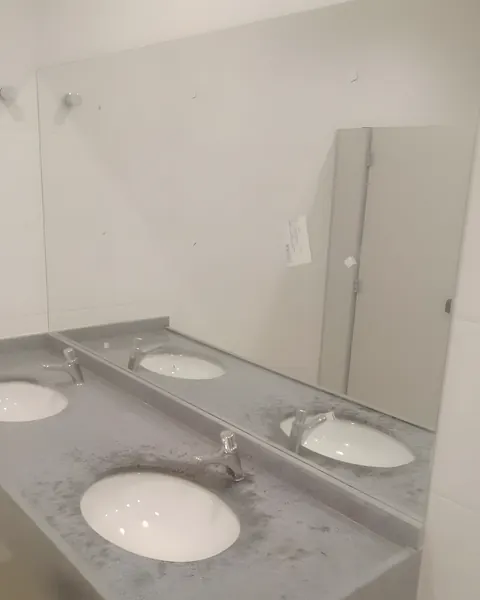 Banheiro com espelho instalado pela ARB Vidros