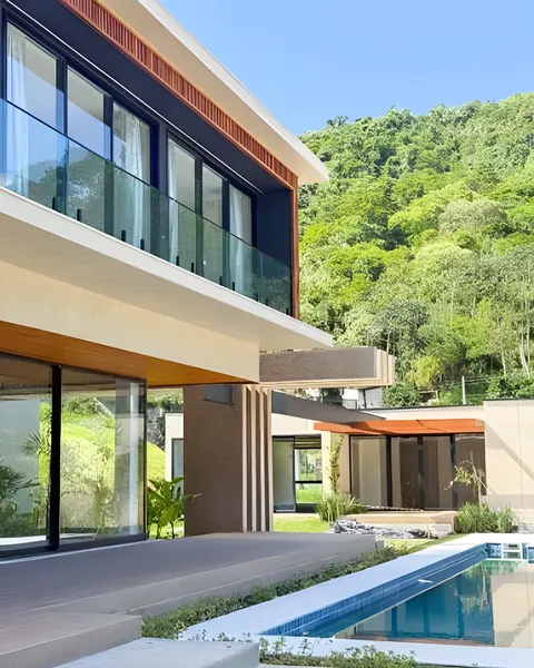 Casa com guarda-corpo de vidro e esquadria instalados pela ARB Vidros em Caraguatatuba