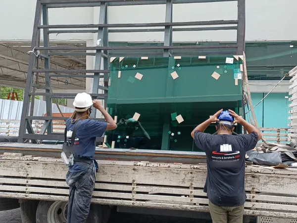 Equipe da ARB Vidros instalando vidro em obra