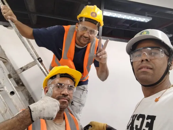 Instaladores da ARB Vidros com capacete em obra