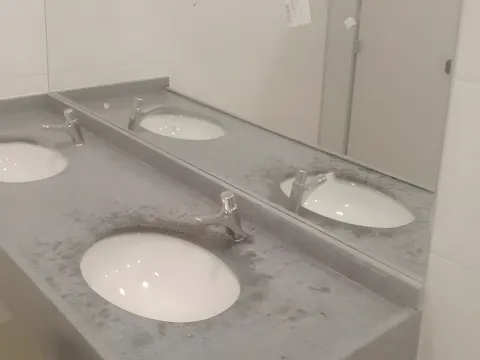 Espelho sob medida instalado pela ARB Vidros sobre bancada