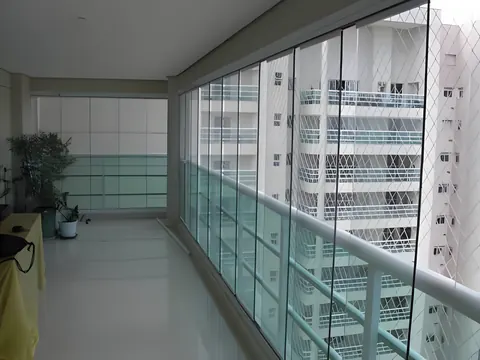 Fechamento de sacada em vidro instalado pela ARB Vidros em apartamento
