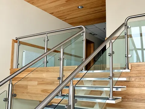 Guarda-corpo de vidro em escada instalado pela ARB Vidros