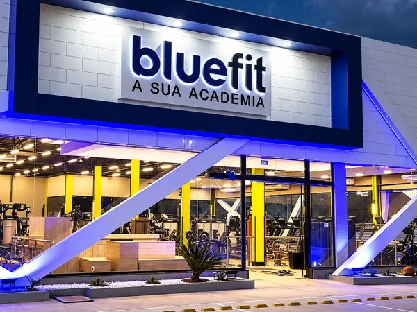 Academia Blue Fit com fachada de vidro da ARB Vidros