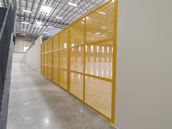 Divisória de vidro instalada pela ARB Vidros no galpão do Mercado Livre