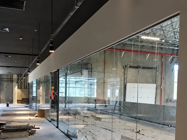 Divisória de vidro instalada pela ARB Vidros no Mercado Livre