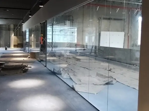 Divisória de vidro temperado instalada pela ARB Vidros em obra comercial