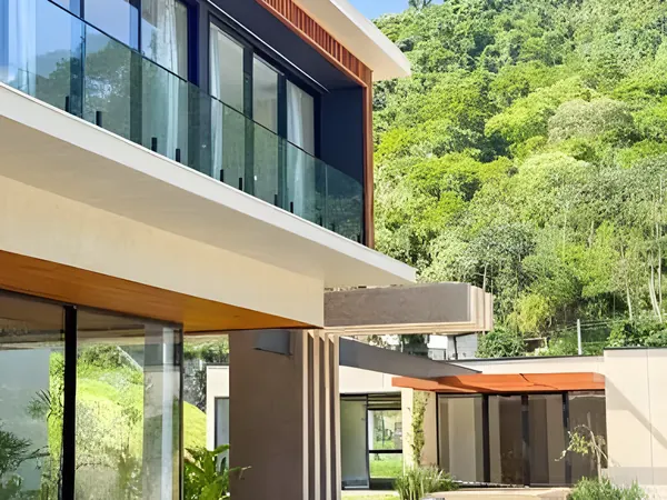 Esquadria de vidro instalada pela ARB Vidros em Caraguatatuba