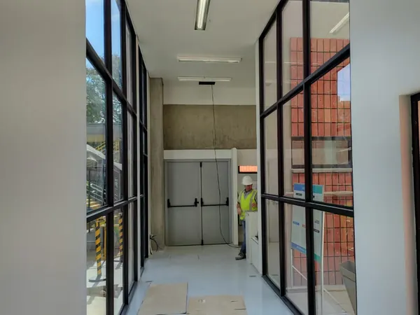 Esquadria preta com vidro instalada pela ARB Vidros em obra comercial