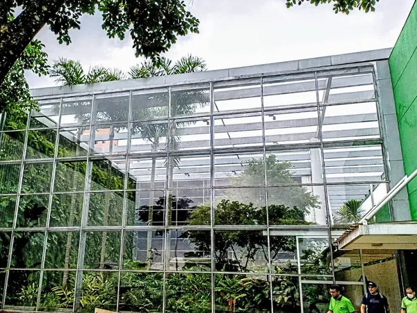 Fachada de vidro instalada pela ARB Vidros em obra comercial