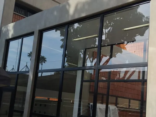 Fachada de vidro com esquadria preta instalada pela ARB Vidros em obra comercial