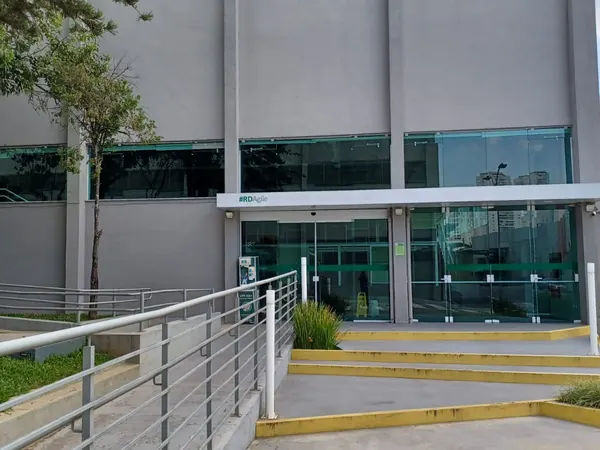 Fachada com guarda-corpo instalada pela ARB Vidros em obra comercial