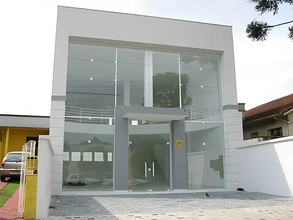 Fachada e guarda-corpo de vidro instalados pela ARB Vidros em obra comercial