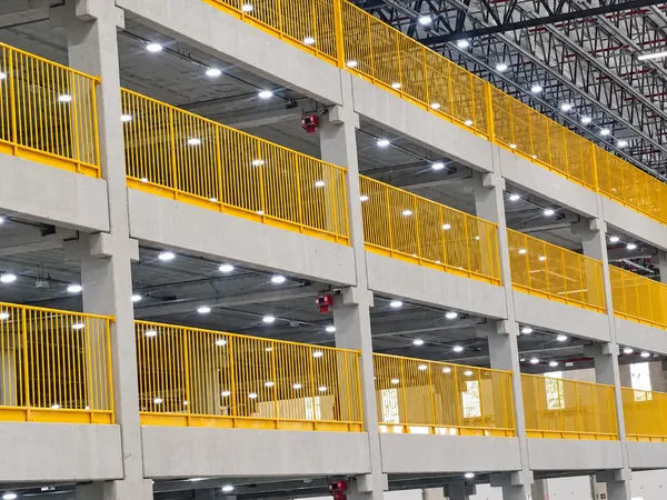 Mezanino com guarda-corpo feito pela ARB Vidros para o Mercado Livre