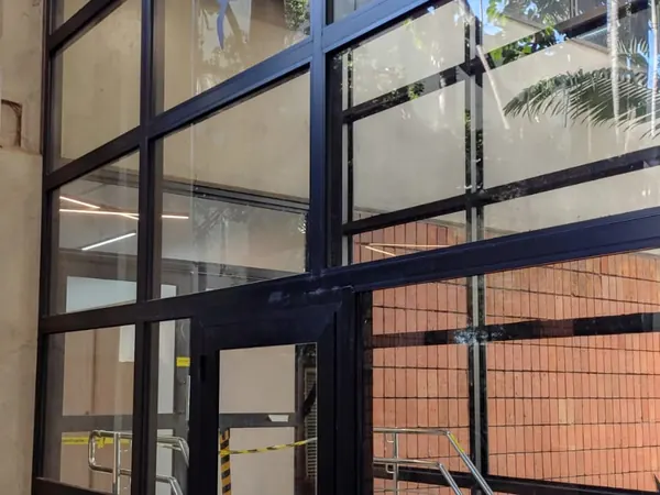 Fachada de vidro com porta feita pela ARB Vidros