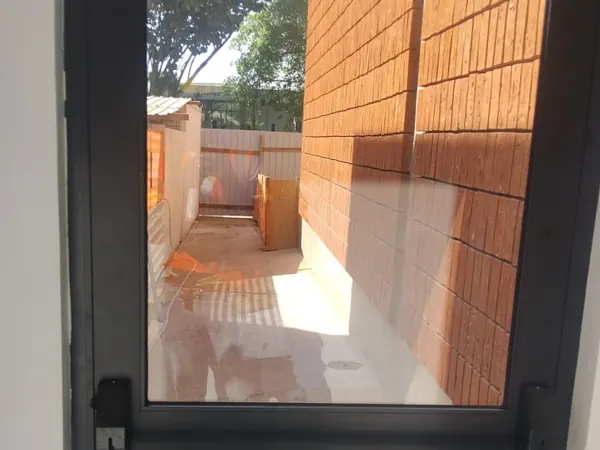 Porta de ferro com vidro instalada pela ARB Vidros
