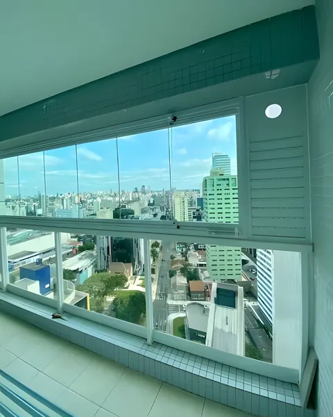 Sacada de apartamento com vidro instalado pela ARB Vidros